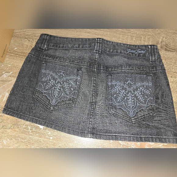 Guess Jeans Y2K Embroidered Back Pocket Black Denim Jean Mini-Skirt Size 27 - Picture 2 of 8